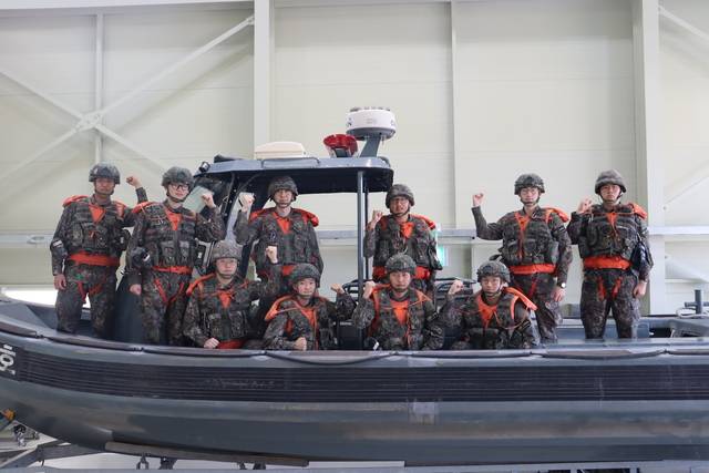 임진강에서 조업하던 민간어선이 전복돼 우리 군의 발 빠른 대처로 어민의 생명을 구했다.  9사단 제공