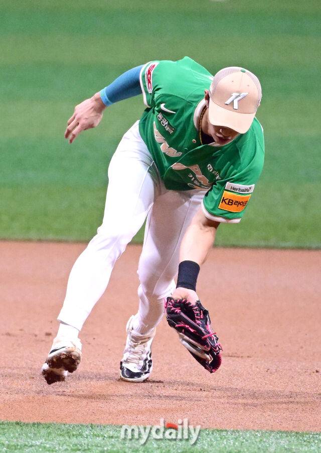 2025년 8월 1일 오후 서울 고척스카이돔에서 열린 '2025 신한 SOL뱅크 KBO 리그' 롯데 자이언츠와 키움 히어로즈의 경기. 키움 3루수 송성문이 1회초 1사 후 롯데 고승민의 타구를 처리하고 있다./마이데일리