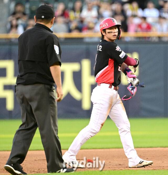 2025년 6월 4일 오후 서울 잠실구장에서 진행된 '2025 신한 SOL뱅크 KBO 리그' KIA 타이거즈와 두산 베어스의 경기. KIA 박찬호가 3회초 무사 1루서 볼넷을 얻을 때 두산 양의지 포수의 포구 실책이 나오자 2루까지 진루 후 기뻐하고 있다./마이데일리