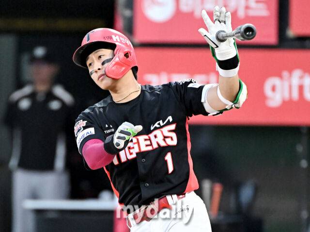 20일 오후 경기도 수원시 조원동 수원kt위즈파크에서 진행된 '2025 프로야구 KBO리그' kt위즈와 KIA타이거즈의 경기. 기아 박찬호가 3회초 2사에서 안타를 치고 있다./마이데일리