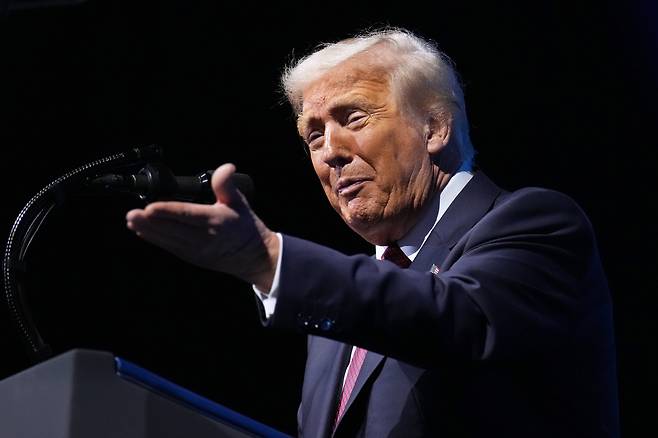 5일(현지시간) 도널드 트럼프 미국 대통령이 마이애미의 케세야 센터에서 열린 ‘아메리카 비즈니스 포럼 마이애미’에서 연설하고 있다. [AP]