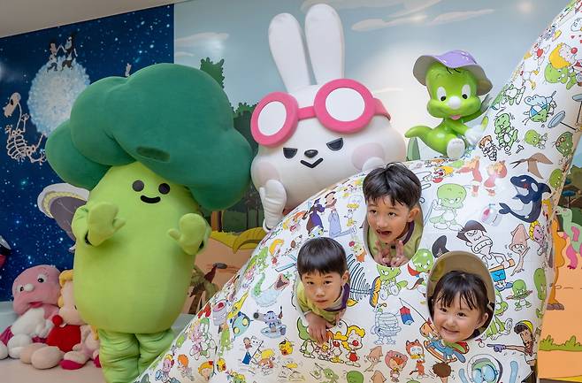 어린이 관람객들이 지난 10월 16일 서울 도봉구 둘리뮤지엄에서 KB금융 스타프렌즈 캐릭터와 함께 사진을 찍고 있다. [KB금융그룹 제공]