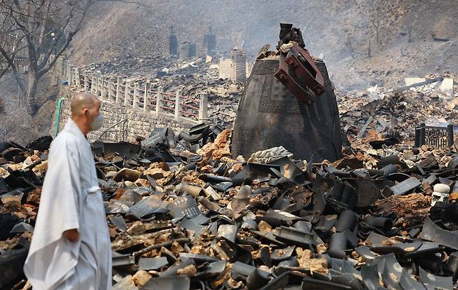 경북 의성군 단촌면 고운사 가운루를 비롯한 건물들이 전날 번진 산불에 모두 불에타 흔적만 남아 있는 가운데 스님이 현장을 지나가고 있다.  이번 화재로 국가 지정 문화유산 보물로 지정된 가운루와 연수전 등이 소실됐다. 의성=이상섭 기자