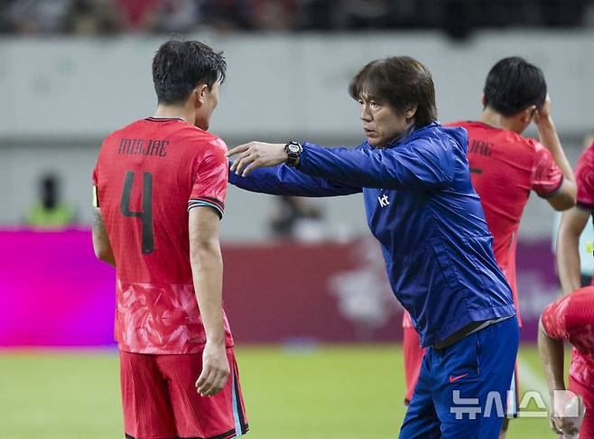 [서울=뉴시스] 김근수 기자 = 지난달 14일 오후 서울 마포구 서울월드컵경기장에서 열린 하나은행 초청 축구국가대표팀 친선경기 대한민국과 파라과이의 경기 후반 홍명보 대한민국 축구국가대표팀 감독이 김민재와 대화를 나누고 있다. 2025.10.14. ks@newsis.com