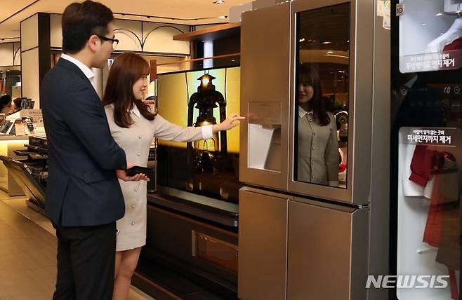 [서울=뉴시스] 신혼부부가 혼수 가전을 위해 백화점을 둘러보고 있다. 사진은 기사 내용과 무관. (사진=뉴시스 DB). photo@newsis.com