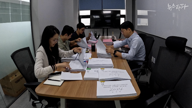 정보공개 행정소송을 통해 확보한 감사원 예산 자료를 분석 중인 뉴스타파 취재진.&nbsp;