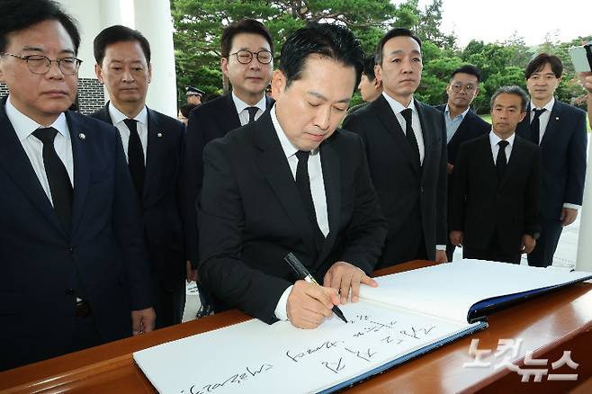 국민의힘 장동혁 당대표가 서울 동작구 국립서울현충원 현충탑을 참배한 뒤 방명록을 작성하고 있다. 윤창원 기자