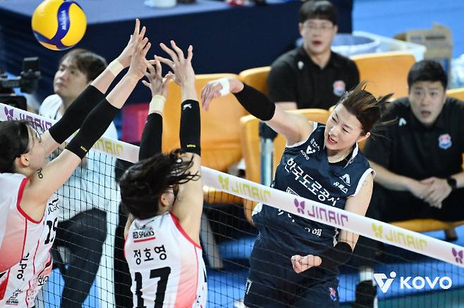 도로공사 강소휘가 5일 정관장을 상대로 강타를 터뜨리고 있다. KOVO