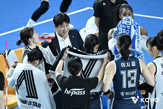 김종민 감독이 승리 뒤 선수들을 격려하고 있다. KOVO