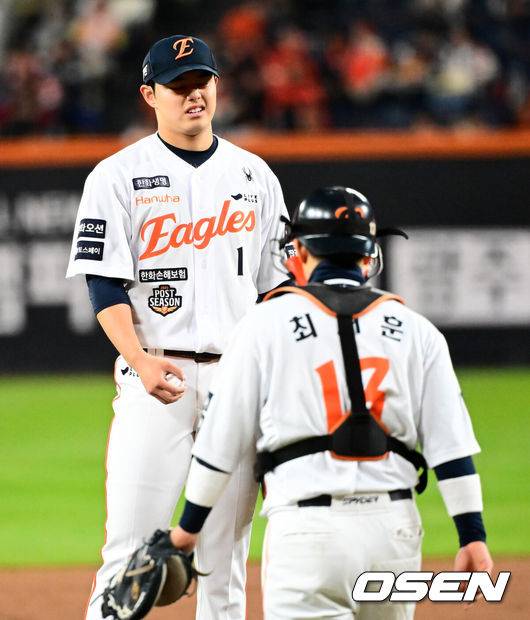 [OSEN=대전, 지형준 기자] 31일 대전 한화생명볼파크에서 2025 신한 SOL Bank KBO리그 포스트시즌 한국시리즈 5차전 한화 이글스와 LG 트윈스의 경기가 열렸다.이날 경기에 한화는 문동주를, LG는 톨허스트를 선발투수로 내세웠다. 1회초 한화 문동주가 선제 실점에 아쉬워하고 있다. 2025.10.31 /jpnews@osen.co.kr