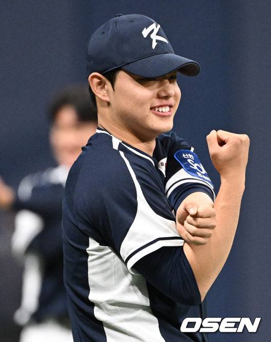 [OSEN=고척, 조은정 기자]류지현 감독이 이끄는 야구 대표팀이 5일 고척스카이돔에서 훈련을 진행했다.대표팀은 오는 8일과 9일 고척스카이돔에서 열리는 2025 K-베이스볼 시리즈 체코 대표팀과의 2경기를 시작으로 15일과 16일 양일에 걸쳐 도쿄돔에서 일본 대표팀과 2경기를 치른다. 야구대표팀 문동주가 몸을 풀고 있다. 2025.11.05 /cej@osen.co.kr