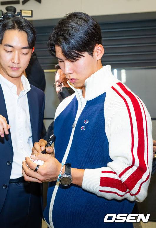 [OSEN=인천공항, 민경훈 기자] 미국프로야구 메이저리그(MLB) LA 다저스의 김혜성이 6일 오후 인천국제공항을 통해 귀국했다.김혜성은 메이저리그 진출 첫 해 우승반지를 거머쥐는 영광을 누렸다. 한국인 메이저리거 야수로는 역대 최초로 월드시리즈 우승반지를 차지한 김혜성은 올해 71경기 출전, 타율 0.280(161타수 45안타), 3홈런 17타점 19득점, 13도루(1실패), 출루율 0.314 장타율 0.385, OPS 0.699의 기록으로 정규시즌을 마무리했다.김혜성이 입국장 앞에서 팬들에게 사인을 해주고 있다. 2025.11.06 /rumi@osen.co.kr