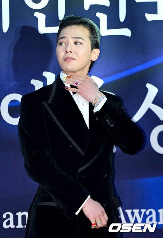 [OSEN=최규한 기자] 23일 오후 서울 장충동 국립극장 해오름극장에서 '2025 대한민국 대중문화예술상' 레드카펫 행사가 열렸다.올해로 16회를 맞이한 '대중문화예술상'은 대중문화예술인들의 사회적 위상과 창작 의욕을 높이고, 대중문화예술산업 발전에 이바지한 이들의 공을 기리고자 마련된 대중문화예술 분야 최고 권위의 정부 포상이다.가수 지드래곤이 포토타임을 하고 있다. 2024.10.23 / dreamer@osen.co.kr