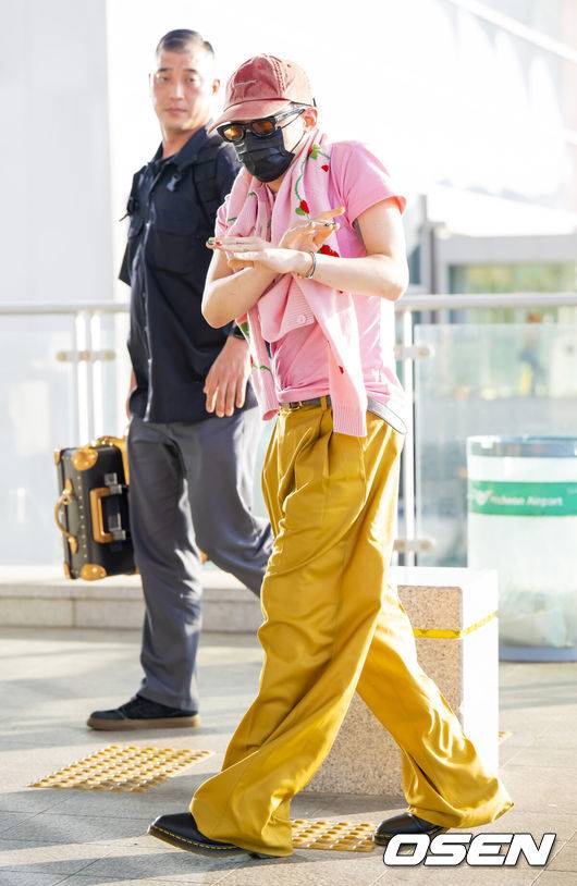 [OSEN=인천공항, 박준형 기자] 가수 지드래곤(G-DRAGON)이 30일 오후 인천국제공항을 통해 월드투어 일정 참석 차 호주 시드니로 출국했다.지드래곤은 오는 8월부터 미국 뉴어크, 라스베이거스, 프랑스 파리 등에서 유럽•북미 투어를 이어갈 예정이다.지드래곤이 출국장으로 이동하고 있다. 2025.06.30 / soul1014@osen.co.kr