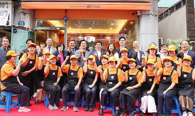 지난 9월 대구 달서구 ‘백세밥상’ 상인점 개소식 후 구청 관계자들과 어르신들이 단체 기념 촬영을 하고 있다.