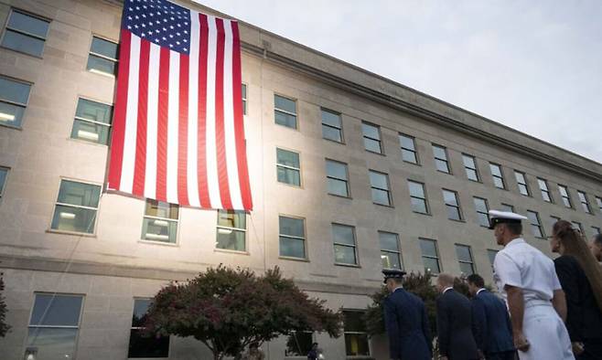 미국 9·11 테러 참사 희생자 24주기를 맞아 지난 9월 11일&nbsp;펜타곤 청사 앞에서 도널드 트럼프&nbsp;대통령 부부, 피트 헤그세스 전쟁부 장관, 댄 케인 합참의장(공군 대장) 등이 참석한 가운데 추모 행사가 열리고 있다. 미 전쟁부 홈페이지