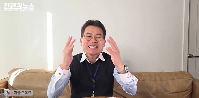 한국사 강사 출신의 보수 성향 유튜버 전한길씨가 ‘이재명 대통령에게 10만달러만 걸어도 나설 사람 많을 것’이라는 타인의 주장을 유튜브 생방송에서 언급했다. 유튜브 채널 ‘전한길뉴스’ 영상 캡처