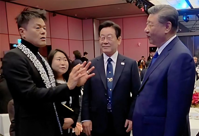 1일 경북 경주 쏘노캄 호텔에서 열린 한중 국빈 만찬에서 이재명 대통령, 시진핑 중국 국가주석, 박진영 대중문화교류위원장이 대화를 나누고 있다. 박 위원장 인스타그램 캡처