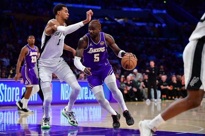 로스앤젤레스 레이커스 디안드레 에이튼이 6일 미국 캘리포니아주 LA의 크립토닷컴 아레나에서 열린 2025~26 미국 프로농구(NBA) 서부 콘퍼런스 정규시즌 샌안토니오 스퍼스와의 홈경기에서 빅토르 웸반야마를 상대로 공격하고 있다. 로이터 연합뉴스