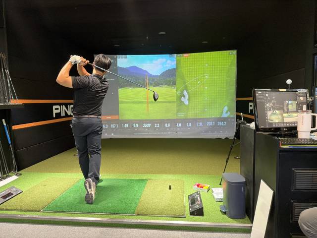 다양한 볼을 치고 있는 테스트 참가자.