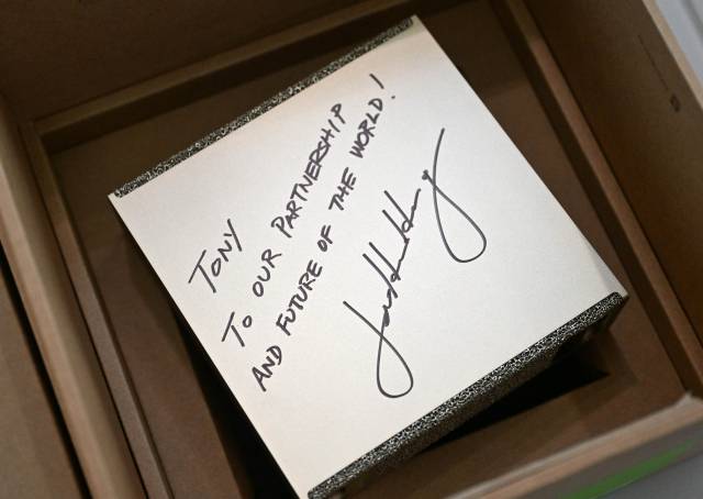 젠슨 황 엔비디아 최고경영자(CEO)가 31일 경북 경주 예술의전당에서 열린 아시아태평양경제협력체(APEC) CEO 서밋에서 최태원 대한상의 회장에게 선물한 AI슈퍼컴퓨터 'DGX스파크'. 연합뉴스