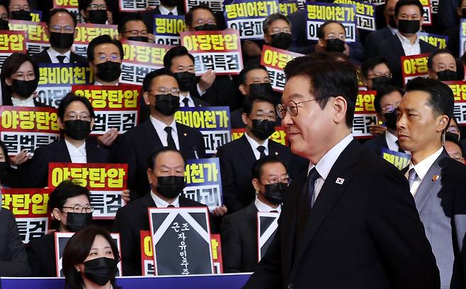 이재명 대통령이 11월4일 내년도 정부 예산안에 대한 시정연설을 하기 위해 서울 여의도 국회에 도착해 침묵시위를 하는&nbsp;국민의힘&nbsp;의원들 앞을 지나고 있다. ⓒ국회사진기자단