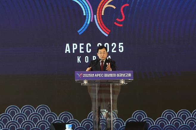 &nbsp;5일 주낙영 경주시장이 국립경주박물관의 천년미소관에서 개최된 '2025APEC정상회의 성과보고회'에서 보고를 하고 있다. ⓒ시사저널&nbsp;