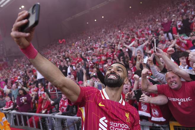 축구통계전문 ‘옵타’가 6일(한국시간) 발표한 전세계 축구리그 파워랭킹에 따르면 EPL은 역시나 411개리그 중 1위에 올랐다. 사진은&nbsp;EPL 리버풀에서 활약하고 있는 모하메드 살라(가운데)의 모습. AP뉴시스