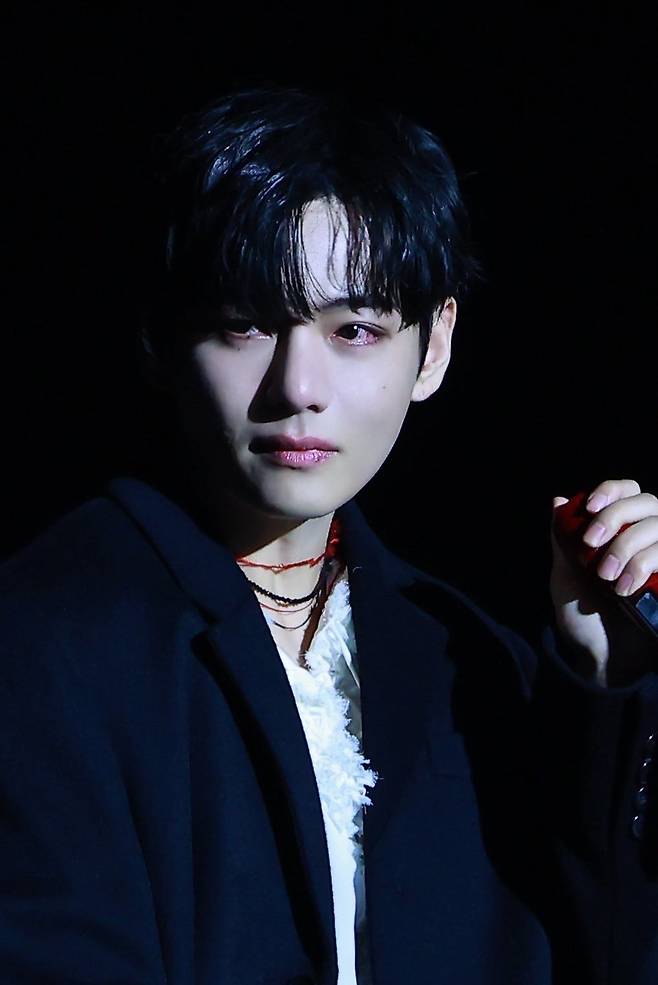 진의 솔로 월드투어 무대에 선 방탄소년단