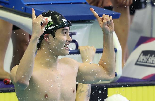 황선우는 6일 김천실내수영장에서 열린 2026년 수영국가대표선발전 7일째 남자 자유형 200m 결선에서 1분47초10만에 터치패드를 가장 먼저 찍었다. 이번 선발전 각 종목 1위에게 주어지는 내년 국가대표 자격을 획득한 그는 2026아이치·나고야아시안게임에서도 금빛 역영에 도전한다. 사진은 지난달 부산에서 열린 제106회 전국체육대회 남자 계영 800m에서 금메달을 따낸 뒤 기뻐하는 모습. 뉴시스