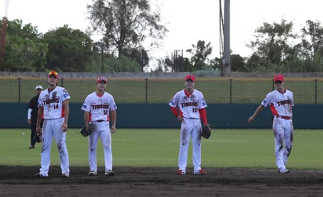 ▲ KIA는 예고된 대로 강도 높은 수비 훈련으로 젊은 선수들의 기본기를 가다듬고 있다 ⓒKIA타이거즈