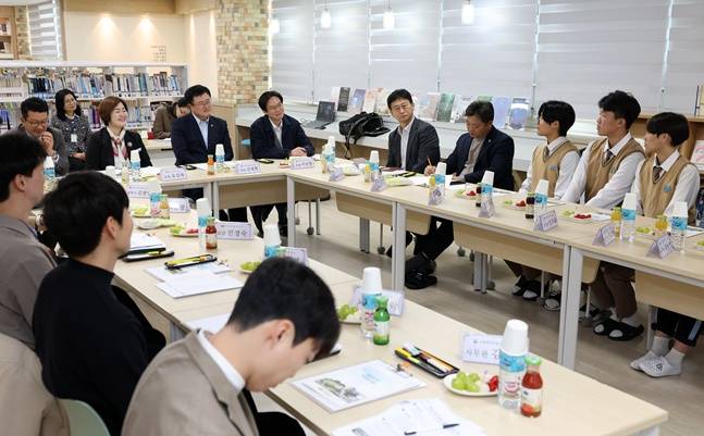 김대현 차관이 외삼중학교 학생과 교사, 체육회, 교육청 등 학교체육 관계자와 의견을 나누고 있다. /사진=문체부