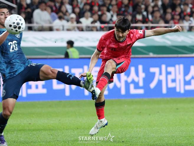 한국 축구 국가대표팀이 지난달 14일 서울월드컵경기장에서 파라과이 대표팀과 친선경기를 벌였다.  황인범이 파라과이 오제다의 수비가 붘기 전에 강한 슈팅을 날리고 있다. /사진=김진경 대기자