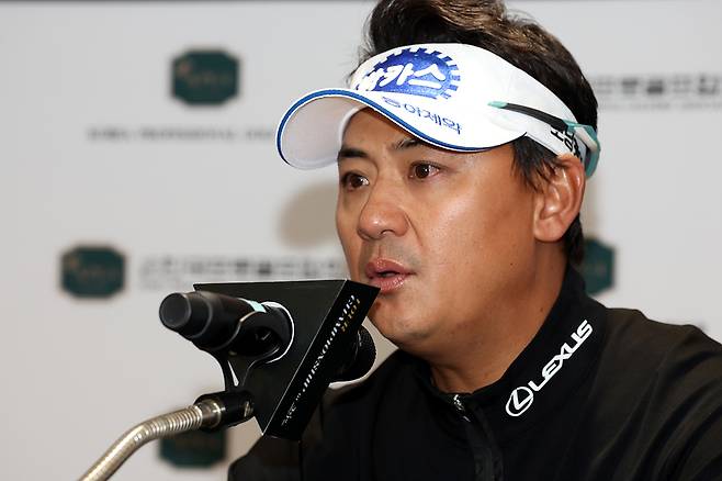박상현이 6일 제주 서귀포의 테디밸리 골프앤리조트(파72)에서 열린 KPGA 투어 챔피언스 인 제주 1라운드가 끝난 뒤 취재진의 질문에 답하고 있다. /사진=KPGA 제공