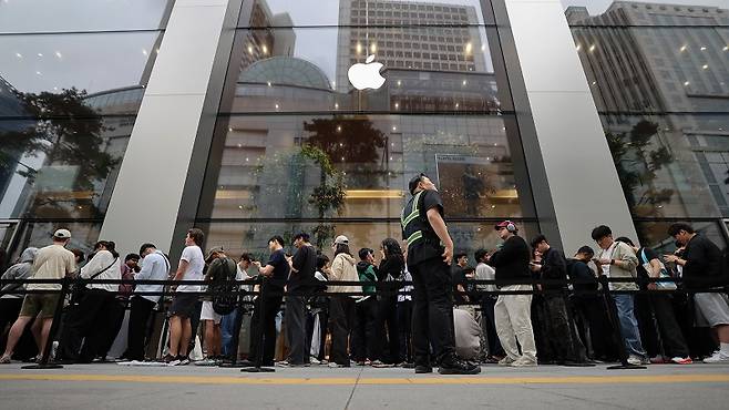 이 책은 중국이 기술 강국으로 성장한 배경엔 애플이 있었다고 말한다.[사진 | 연합뉴스]