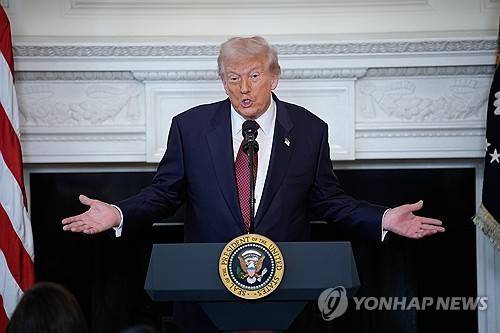 공화당 의원들 상대로 연설하는 트럼프 대통령  (UPI=연합뉴스) 트럼프 대통령이 5일(현지시간) 백악관에서 공화당 상원의원들과 조찬 모임을 갖고 연설하고 있다. 2025.11.5