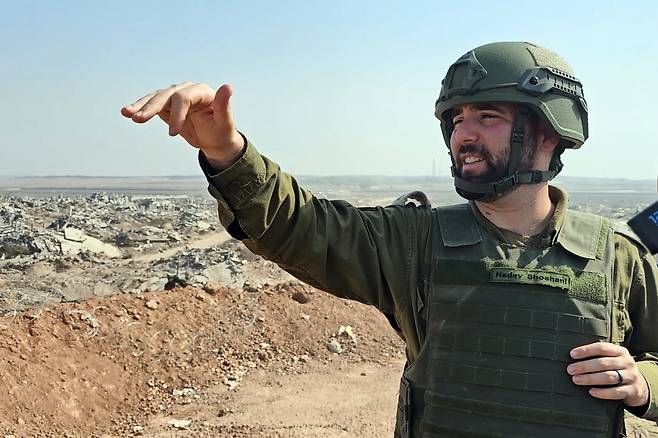 브리핑하는 이스라엘군 대변인 (셰자이야[가자지구]=연합뉴스) 김동호 특파원 = 5일(현지시간) 이스라엘군 대변인 나다브 쇼샤니 중령이 가자지구의 '옐로라인' 내에 세워진 주둔지에서 취재진에 브리핑하고 있다. 2025.11.6 dk@yna.co.kr