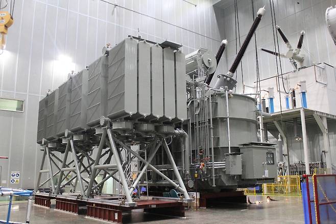 출하 전 최종 시험 중인 변압기 [일진전기 제공. 재판매 및 DB 금지]