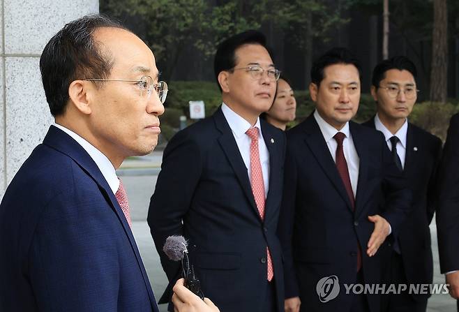 질문에 답하는 추경호 전 원내대표 (서울=연합뉴스) 최재구 기자 = 국민의힘 추경호 전 원내대표가 31일 서울 서초구 서울고검에 마련된 조은석 내란특별검사팀 사무실에서 조사를 마치고 장동혁 대표, 송언석 원내대표 등의 마중을 받으며 나와 기자의 질문에 답하고 있다. 2025.10.31 jjaeck9@yna.co.kr