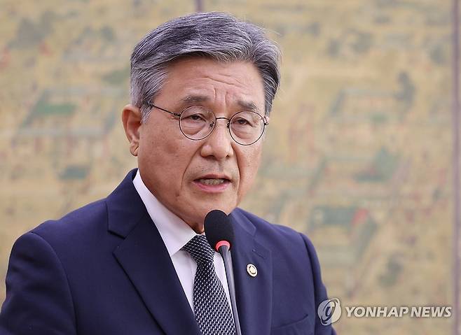 업무보고하는 허민 국가유산청장 (서울=연합뉴스) 서명곤 기자 = 허민 국가유산청장이 10월 16일 서울 여의도 국회에서 열린 2025년도 국가유산청 등에 대한 문화체육관광위원회 국정감사에서 업무보고를 하고 있다. [연합뉴스 자료사진]