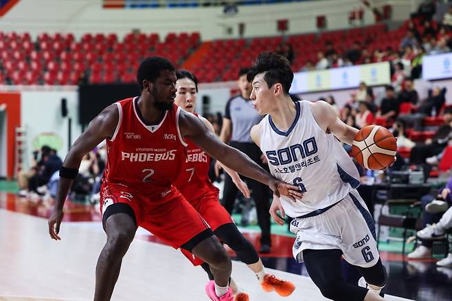 돌파하는 이정현(오른쪽) [KBL 제공. 재판매 및 DB 금지]