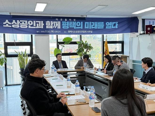 ▲ 최원용 더불어평택미래연구소 대표가 평택지역 소상공인들과 대화를 나누고 있다. /사진제공=더불어평택미래연구소