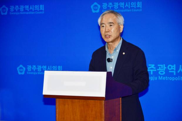 양부남 국회의원이 7일 광주시의회에서 기자회견을 열고 형법 일부개정법률안에 대한 곡해 중단 촉구하고 있다.