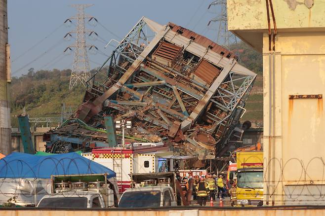 한국동서발전 울산화력발전소 보일러타워 붕괴 사고 발생 이틀째인 7일 사고 현장에서 소방대원들이 실종자 수색을 이어가고 있다. 최지원 기자