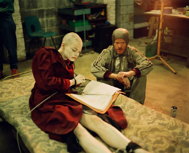 (L to R) Actors Emma Stone and Jesse Plemons on the set of director Yorgos Lanthimos' BUGONIA, a Focus Features release. Credit: Atsushi Nishijima/Focus Features 짤 2025 All Rights Reserved.