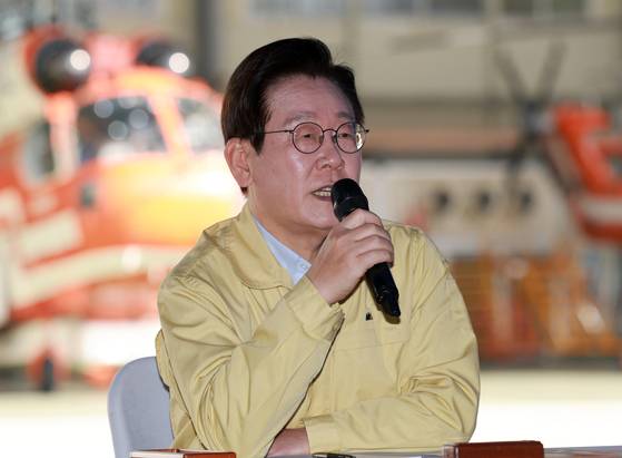 이재명 대통령이 6일 강원도 원주 산림항공본부에서 산불진화 관ㆍ군 합동훈련에 앞서 산불대책 브리핑을 들은 후 발언하고 있다. 〈사진=연합뉴스〉