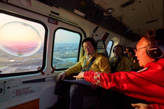 이재명 대통령이 6일 강원도 원주 산림항공본부에서 산불진화 관ㆍ군 합동훈련을 참관한 후 산림청 산불 진화헬기를 타고 동해안 과거 산불 피해 지역 등을 시찰하고 있다. 〈사진=대통령실 제공/연합뉴스〉