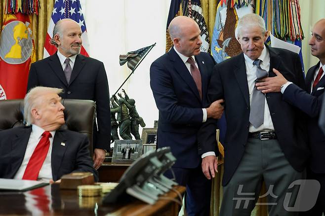 6일(현지시간) 도널드 트럼프 미국 대통령이 워싱턴DC 백악관 집무실에서 비만치료제 가격 인하를 발표하던 중 한 제약사 임원이 쓰러지려 하자 주변 사람들이 그를 부축하고 있다. 2025.11.06. ⓒ 로이터=뉴스1 ⓒ News1 류정민 특파원