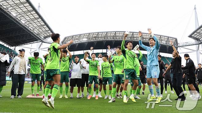 우승 확정 후 기쁨의 댄스를 선보이는 이승우. (한국프로축구연맹 제공. 재판매 및 DB 금지) 2025.10.18/뉴스1