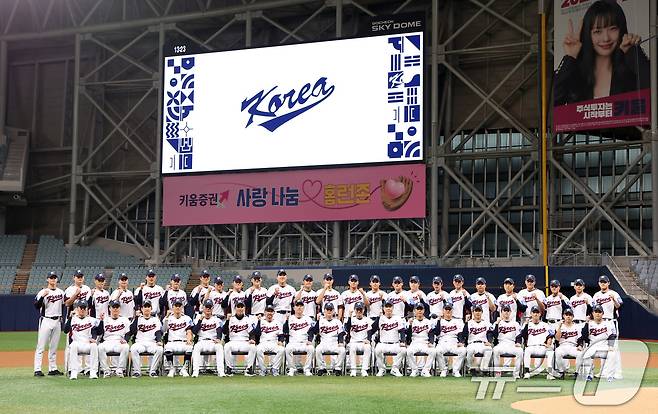 야구대표팀 류지현 감독을 비롯한 선수들이 4일 서울 고척스카이돔에서 공식 훈련에 앞서 기념촬영을 하고 있다. 류지현 감독이 이끄는 대표팀은 오는 8,9일 체코에 이어 15,16일에 일본과의 평가전 경기를 치를 예정이다. 2025.11.4/뉴스1 ⓒ News1 김성진 기자